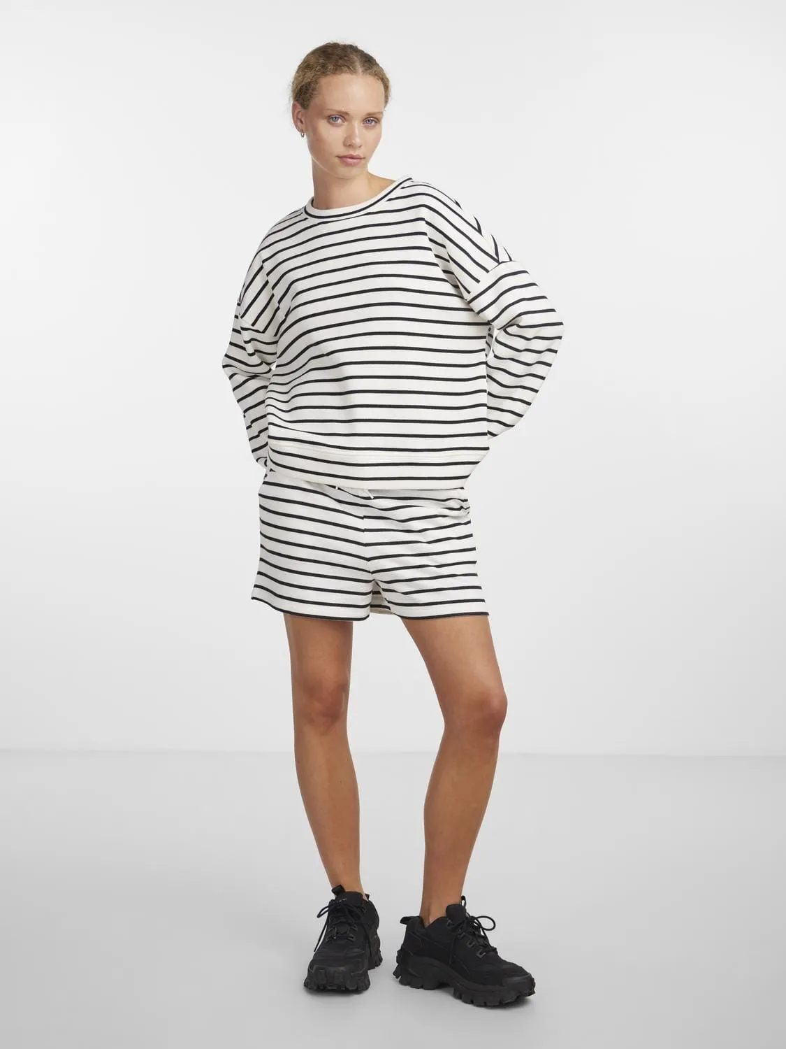 Pieces - Shorts - Stribet sort/hvid - Chilli