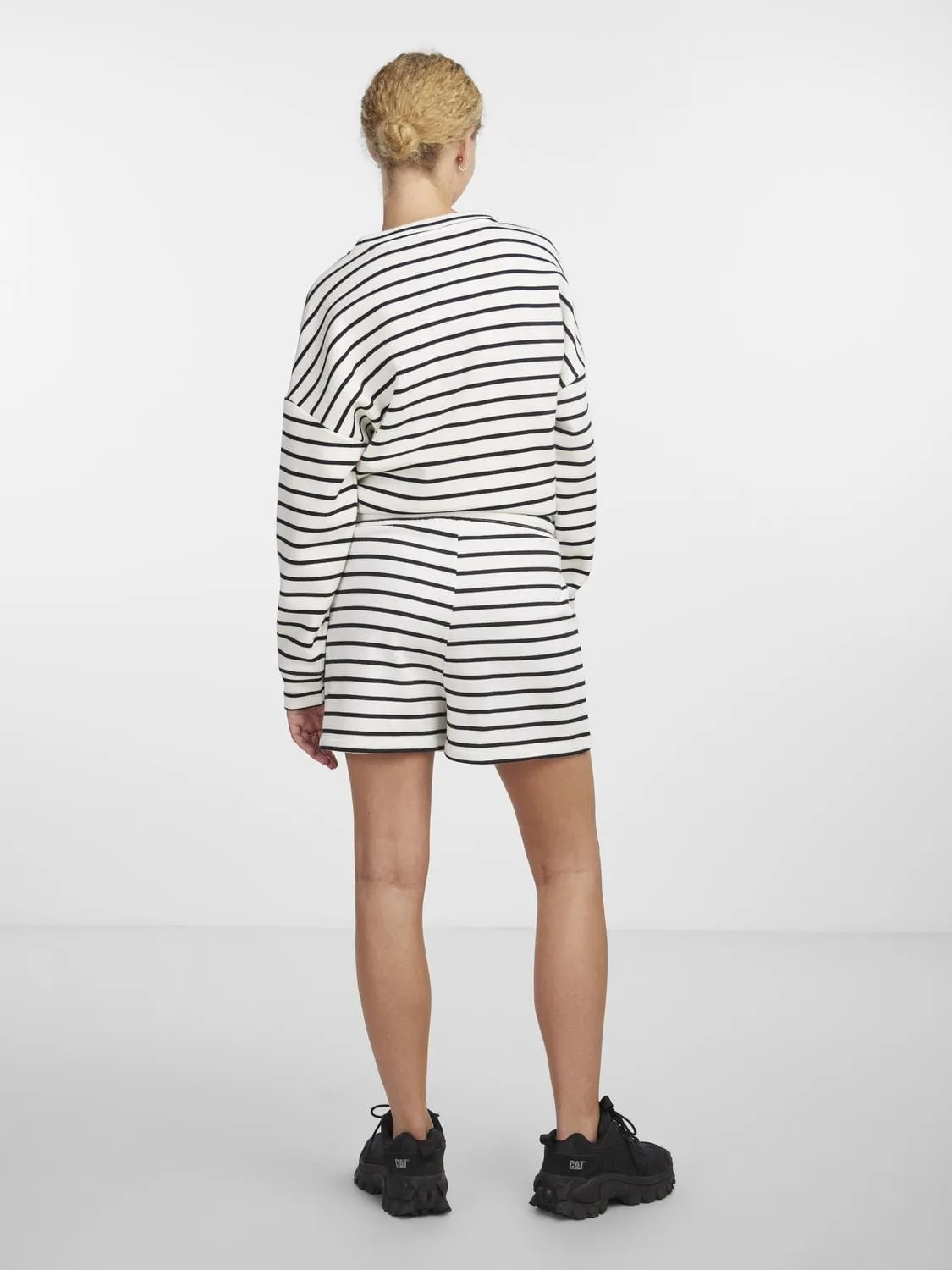 Pieces - Shorts - Stribet sort/hvid - Chilli