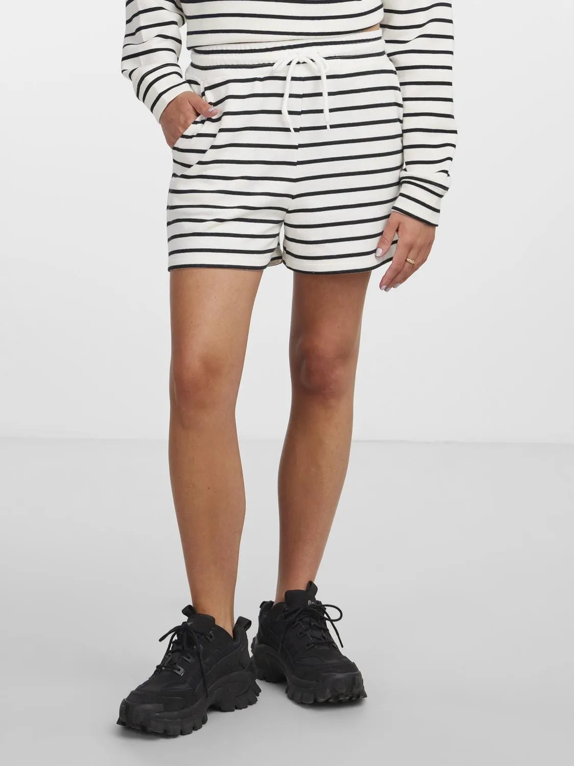 Pieces - Shorts - Stribet sort/hvid - Chilli